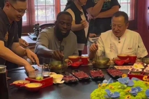 追夢中國行體驗潮汕牛肉火鍋 手握筷子涮肉動作嫻熟