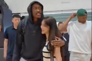 熱情抱抱！美女記者：歡迎杰倫·威廉姆斯第二年來上海