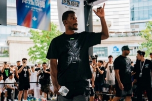 第二天行程結束！巴特勒更新社媒：成都 第二天打卡完成！