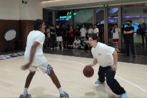 球迷分享與羅斯兒子單挑視頻：萬一他以后進了NBA我還能吹一吹