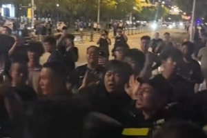 博主曬視頻：疑似部分武漢球迷賽后沖擊天津球迷的接駁大巴