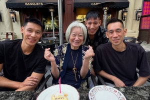 林書豪曬三兄弟與母親合照 祝母親70歲生日快樂