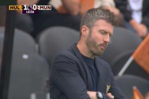 后防漏人不斷！曼聯(lián)0-1落后升班馬赫爾城，卡里克在場邊不滿搖頭