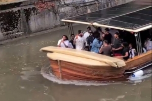 熱情的球迷！湖人全隊坐船賞景 小河兩旁圍滿粉絲高呼“盧卡”