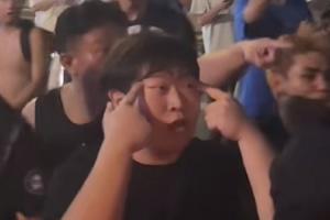 何意味？部分三鎮(zhèn)球迷沖擊天津球迷大巴，有球迷做拉眼角歧視動作