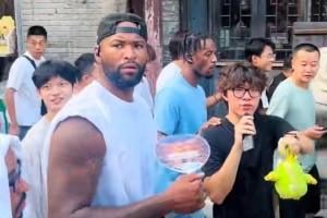 考辛斯現(xiàn)身淄博當(dāng)?shù)毓沤?！一路閑逛 百余名球迷簇?fù)砀S！