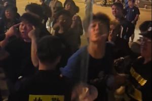 這……博主發視頻武漢球迷朝津門虎球迷大巴吐口水，現場一片混亂
