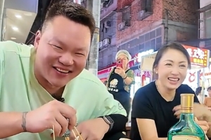 朱芳雨約體校美女班長南寧街頭嗦粉：一碗老友粉 吃出了整個青春