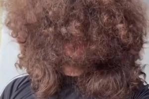 凌亂無比！曼聯英超首輪失利，球迷“蓄發哥”已688天未理發