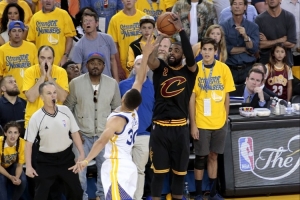 美媒：歐文可能是NBA唯一能在任何夜晚和庫里正面對飆的控衛