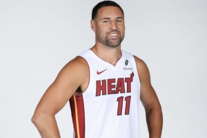 新造型亮相！NBA官方曬克萊身穿熱火新戰袍