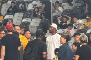 巴特勒昨日現身寶島看棒球賽 賽前還興致勃勃與啦啦隊學起助威舞