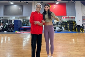 吳艷妮：今天我去送別了鄭鳳榮奶奶，謝謝她給我的溫暖和力量