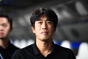 川媒：徐正源重返成都，為數(shù)不少的成都球迷前去接機(jī)