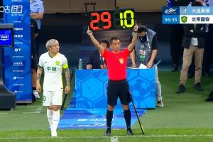 下半場第57分鐘，法比奧傷退被擔架抬下，張稀哲替補登場