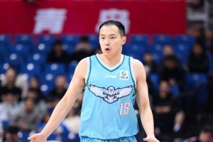 青島注冊(cè)13名球員：王奕博D類合同還剩兩年 王睿澤續(xù)簽3年C類合同