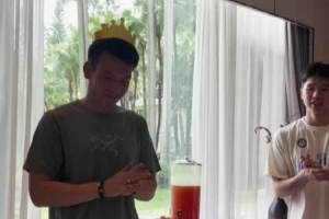 再次祝解指導生日快樂  球員這次好乖 一起慶祝都不敢亂來