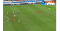 0-3落后+少打一人！韋子弦拉倒對手吃到本場第二黃，被罰下場！