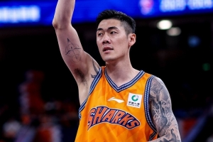 劉錚與上海男籃完成E類合同1+1續(xù)約 第二年為俱樂部選項(xiàng)