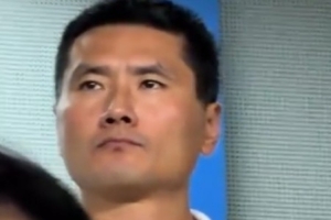 邵佳一現場觀戰浙江隊vs云南玉昆，時不時與團隊成員熱聊