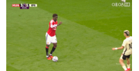 蒂勒曼斯禁區倒地，伊鎮球員紛紛示意沒有犯規，裁判也沒有判點球
