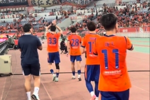 足協杯0-3完敗海港！泰山隊球員賽后謝場球迷高喊：繼續戰斗