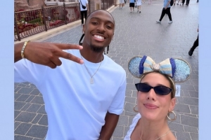 Klutch Sports美女助理曬與馬克西合影：唯一讓我敢坐過山車的人