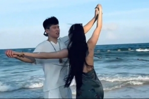 陽光與海灘！陳家政女友曬游玩視頻：我們都要越來越好