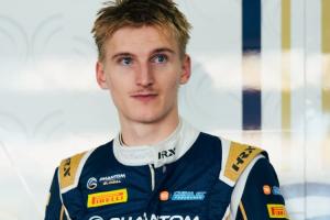 致敬！英勇救人的賽車手回到維修區后，無法抑制情緒，掩面痛哭
