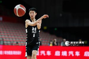 媒體人：16歲“國產庫里”張宇辰承諾加盟全美第一高中！