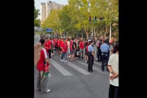 蓉城媒體人曬視頻：走在規定封控路段 身后球迷集體大罵+投擲水瓶