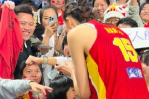 中國女籃大勝意大利 賽后韓旭為到場的中國隊球迷簽名