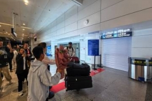 新援德沃恩·艾庫恩·珀塞爾抵達長春 球迷熱情接機