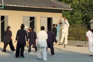 文班行為~狄龍中國行在武當(dāng)山和道友們打球 投出一個Air ball