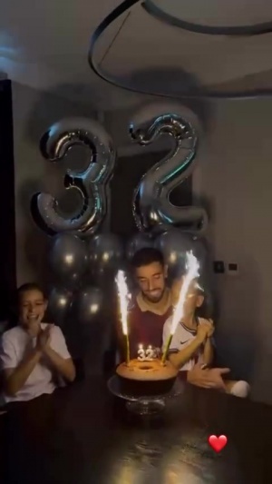雙喜臨門！B費32歲生日當天獲金球提名 全家一起為球員慶生