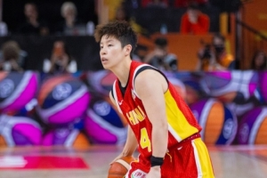 不在狀態(tài)！李緣半場3投0中一分未得&拿2板有1失誤 三分2中0