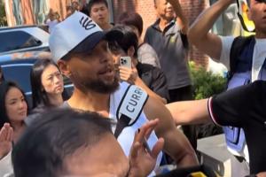 庫里互動簽名時罕見生氣連續要求球迷退后！無奈秩序混亂只能離開