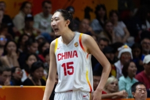 差距太大！中國女籃本場搶下22個(gè)籃板 法國女籃43個(gè)