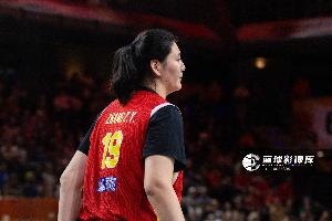 內線無解！張子宇首節(jié)替補出戰(zhàn)4分鐘 3投全中貢獻6分1蓋帽