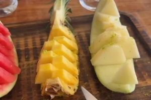 異域風情！詹姆斯曬出海度假期間所享受的餐食：炸魚+水果