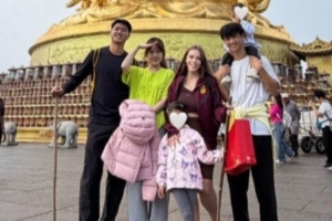 即將赴國足集訓，蹇韜、楊明洋兩家同游峨眉山