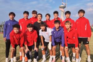 博主：韋世豪今日在家鄉帶蚌埠青少年球員訓練 展示任意球破門