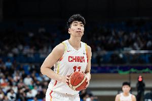 媒體人：余嘉豪真會打短下順 他在場時中國男籃打擋拆會舒服得多