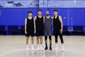 庫里曬中國行第一站活動照&視頻：和球迷PK半場三分 和機器人投籃