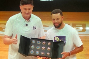 有排面！杜鋒為庫里送上粵BA紀念品 并一起合影留念