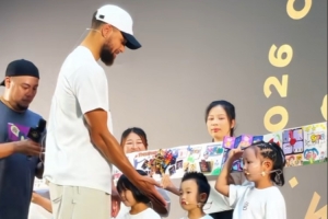 感受公司文化！庫里與李寧公司所設員工幼兒園的小朋友進行互動