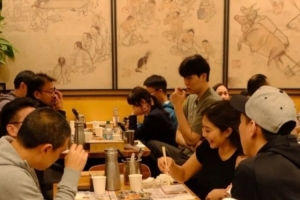 楊瀚森深夜吃火鍋！媒體人：那咋了？他沒訓(xùn)練？有些球迷爹味太濃