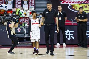 獨臂籃球少年父親:張家城走紅后沒選擇當(dāng)網(wǎng)紅 而是默默走自己的路