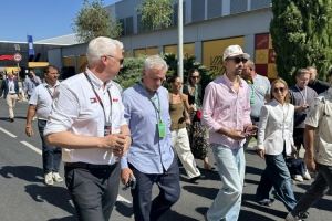 記者：穆里尼奧現身F1西班牙大獎賽，此前曾放話本輪沒贏就不會來