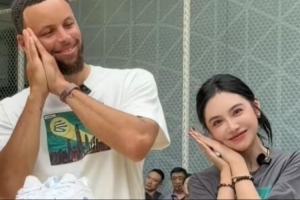 夢幻聯動！庫里中國行與美娜同框 一起做出經典“晚安”慶祝動作